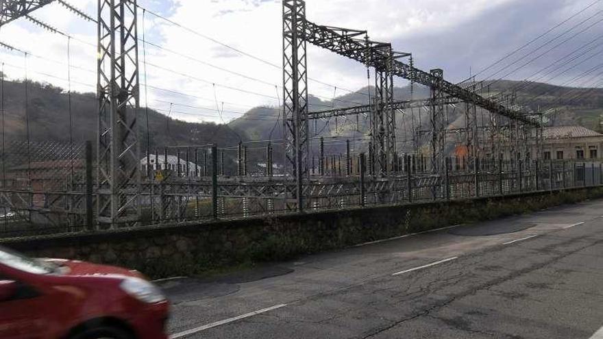 Un vehículo circula por la travesía de Santa Cruz, a la altura de la subestación eléctrica.