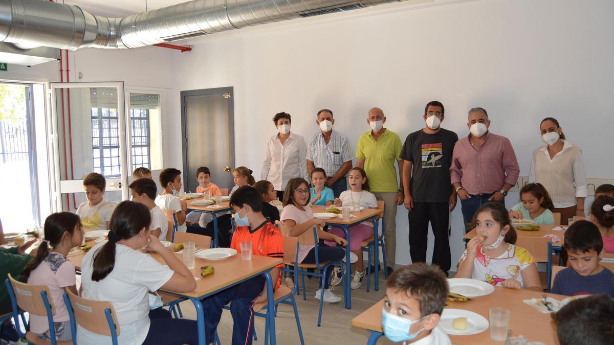 Autoridades municipales y docentes, en el comedor del CEIP San Isidro Labrador.