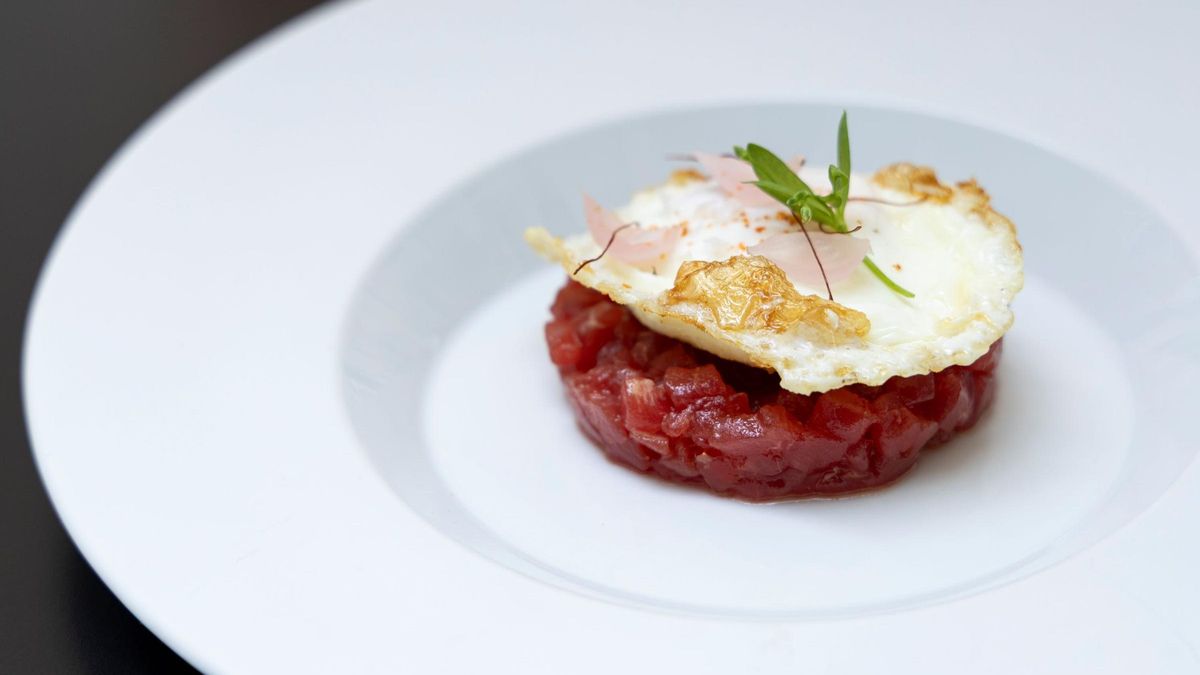Tartar de atún rojo con huevo frito del restaurante El Jardín, en el Hotel Intercontinental de Madrid.