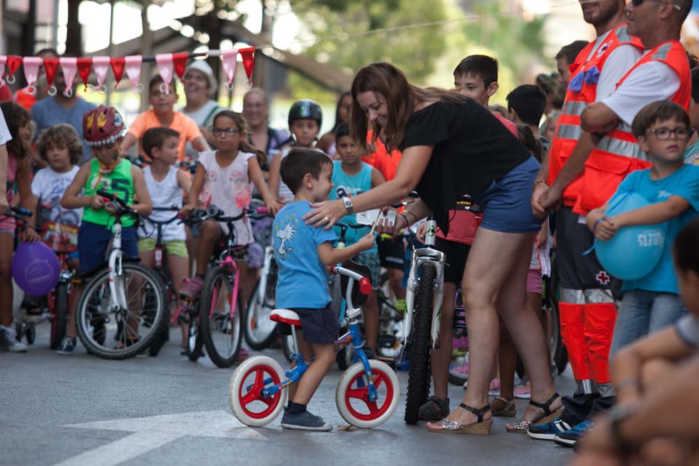 Los niños participan en las fiestas de Santa Pola día y noche, con sus petardos, con juegos y actividades pensadas para ellos y con bailes en las kábilas y barracas