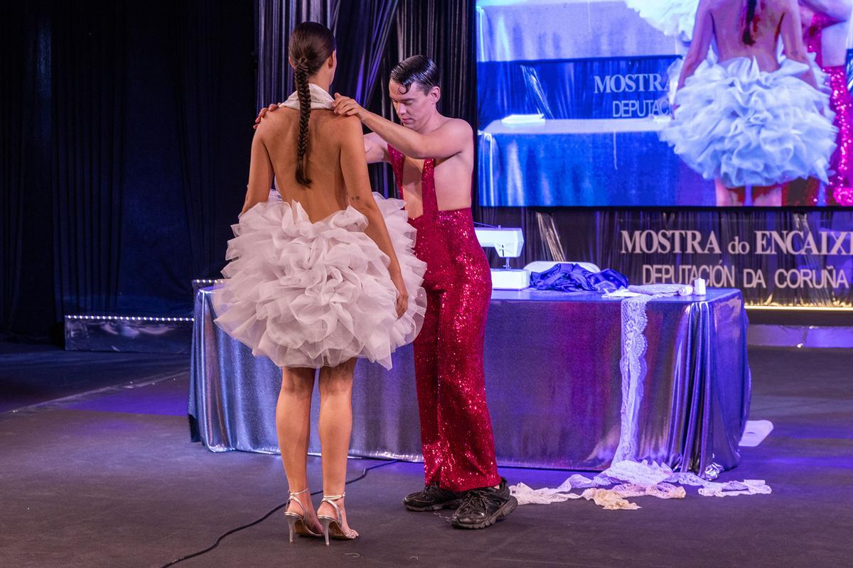 José Perea e unha modelo lucindo o vestido que creou en directo na pasarela de Camariñas.