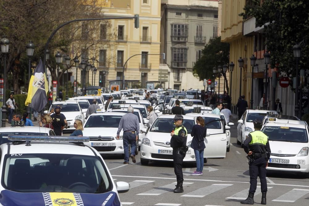 Los taxistas marchan contra los coches con conductor