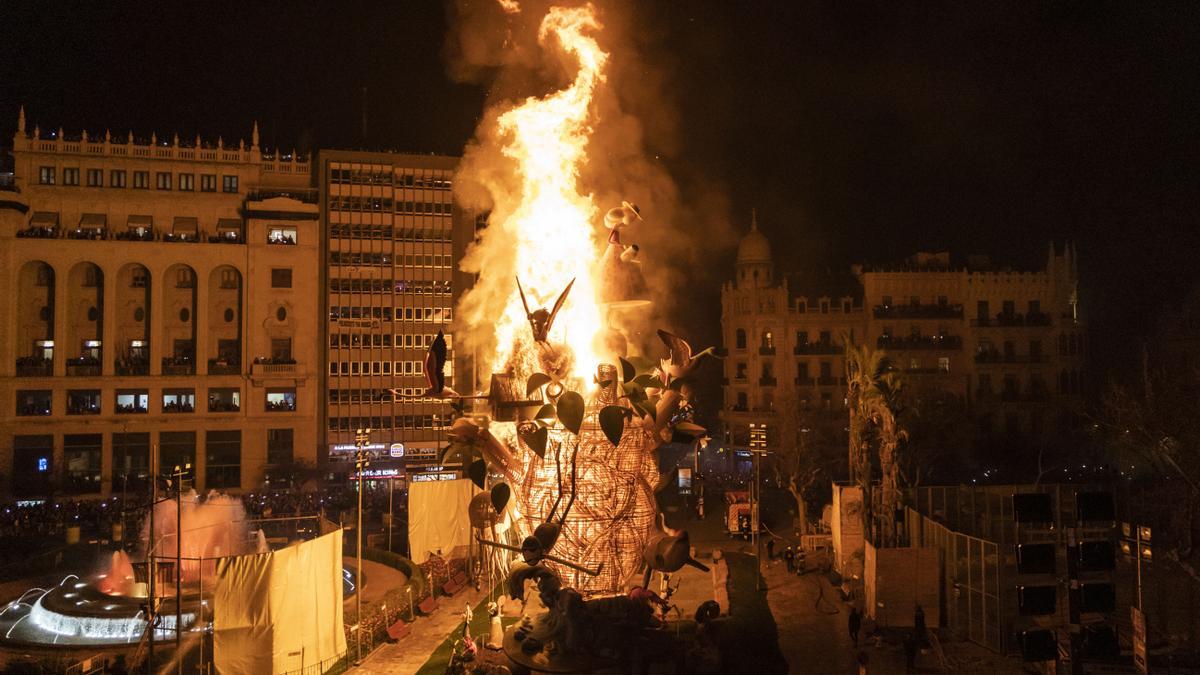 Cremà de la falla del Ayuntamiento de 2023