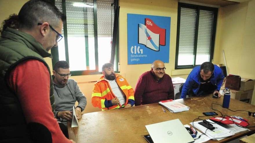 Trabajadores de ambulancias valoraron ayer el nuevo concurso desde el local sindical de CIG. // I. Abella