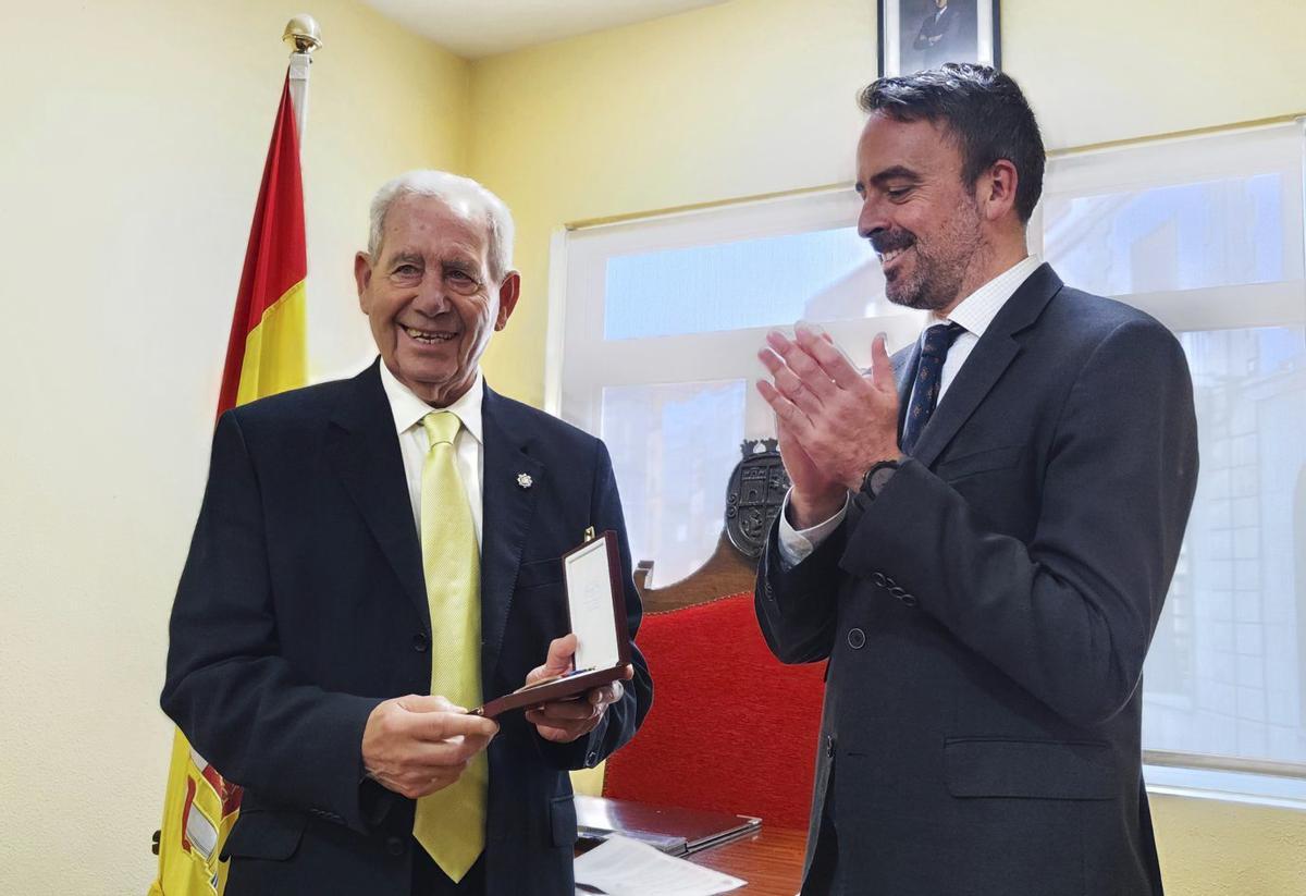 Juan Ramón García, a la izquierda, al recoger la medalla de bronce de la Orden de San Raimundo de Peñafort de manos de Manuel Olmedo, en 2024. | A. G.-O.