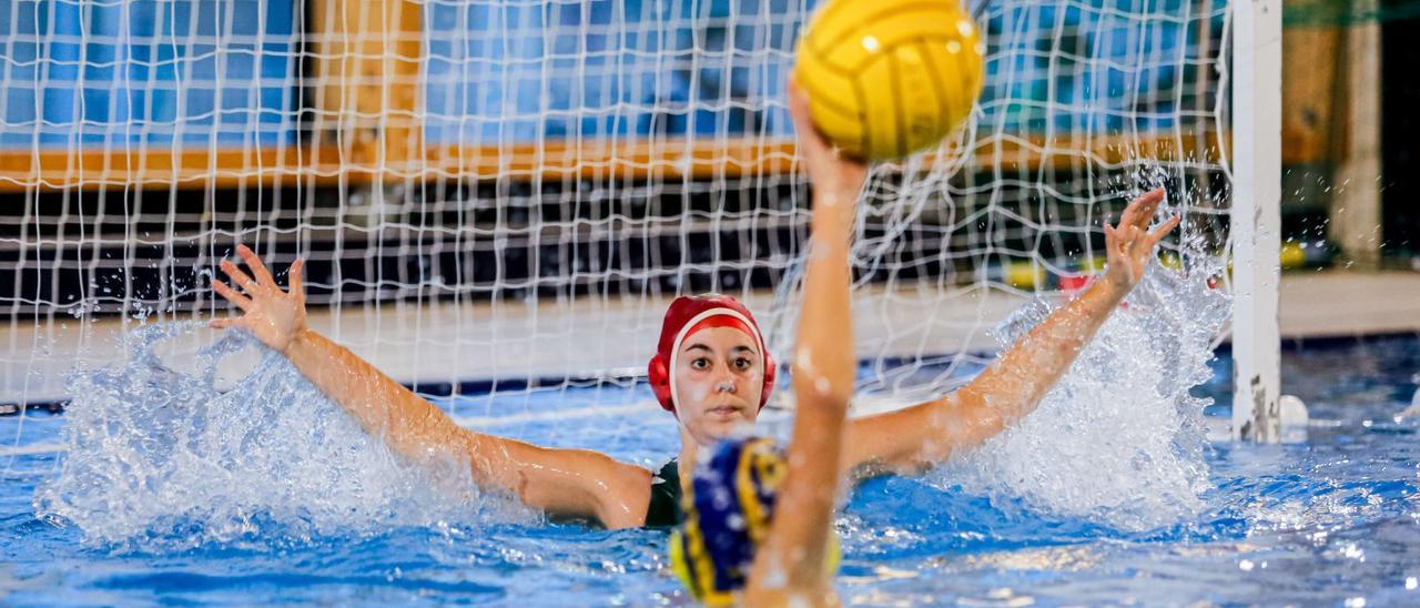 La portera del CN Sant Josep, Marina Gelis, abre los brazos para eitar un gol del Campus Esport, el pasado sábado en la piscina de Sant Josep.  | FOTOS: TONI ESCOBAR