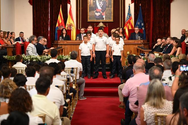 La Prova de Veus del Misteri d'Elx llena de emoción el Salón de Plenos