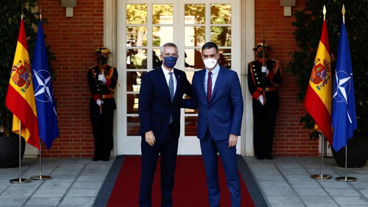 El presidente del Gobierno, Pedro Sánchez, recibe al secretario general de la OTAN, Jens Stoltenberg, antes de su encuentro en la Moncloa, este 8 de octubre de 2021.