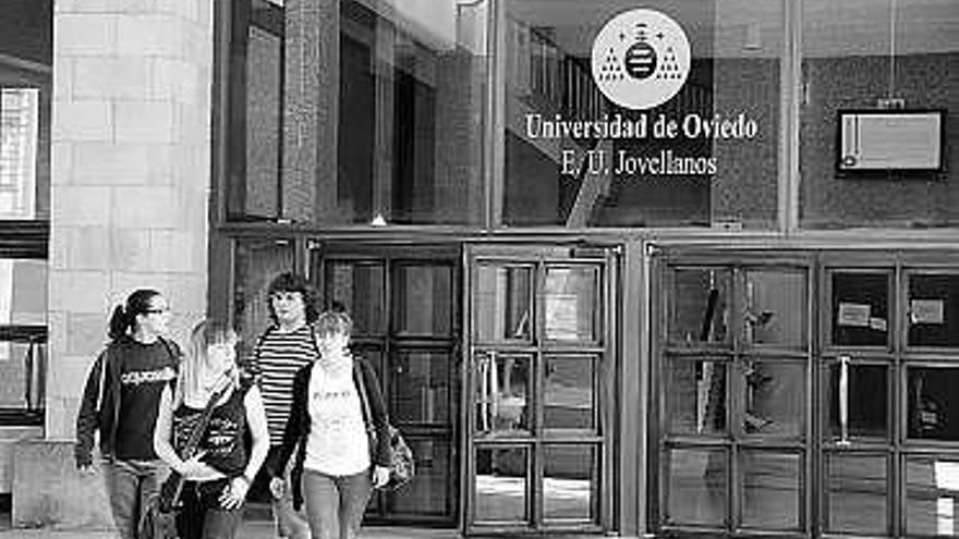 Alumnos a la puerta de la Facultad «Jovellanos».