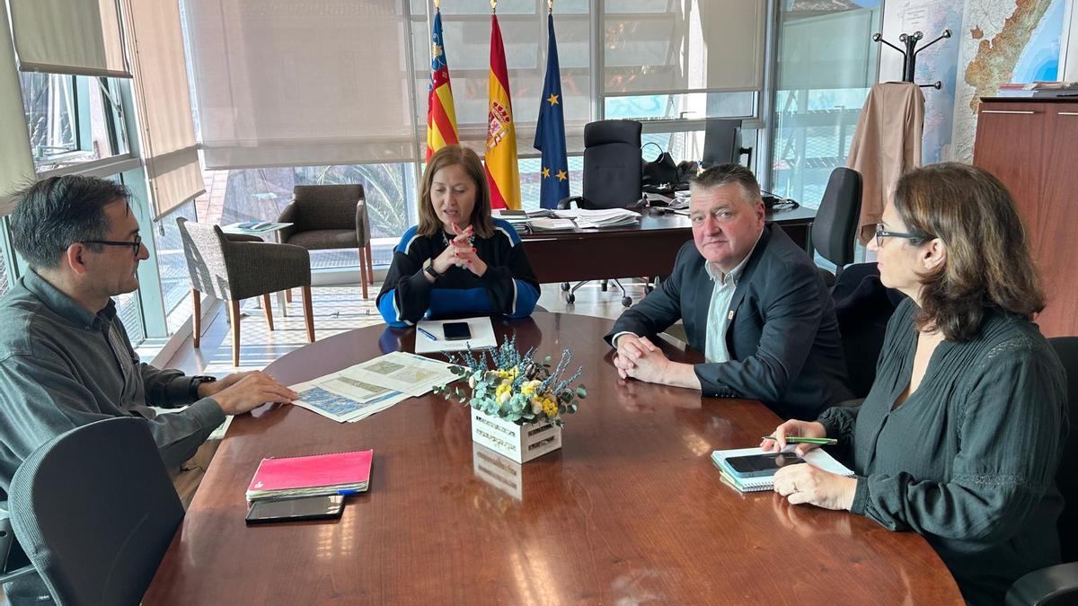 El alcalde de Montanejos, Miguel Sandalinas, ha mantenido una reunión sobre prevención de incendios con Rosa Touris López, directora general de Prevención de Incendios Forestales de la Generalitat Valenciana.