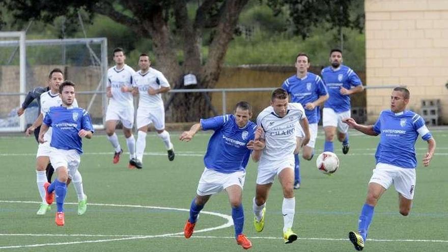 Un momento del partido disputado entre el Caldas y Louro.