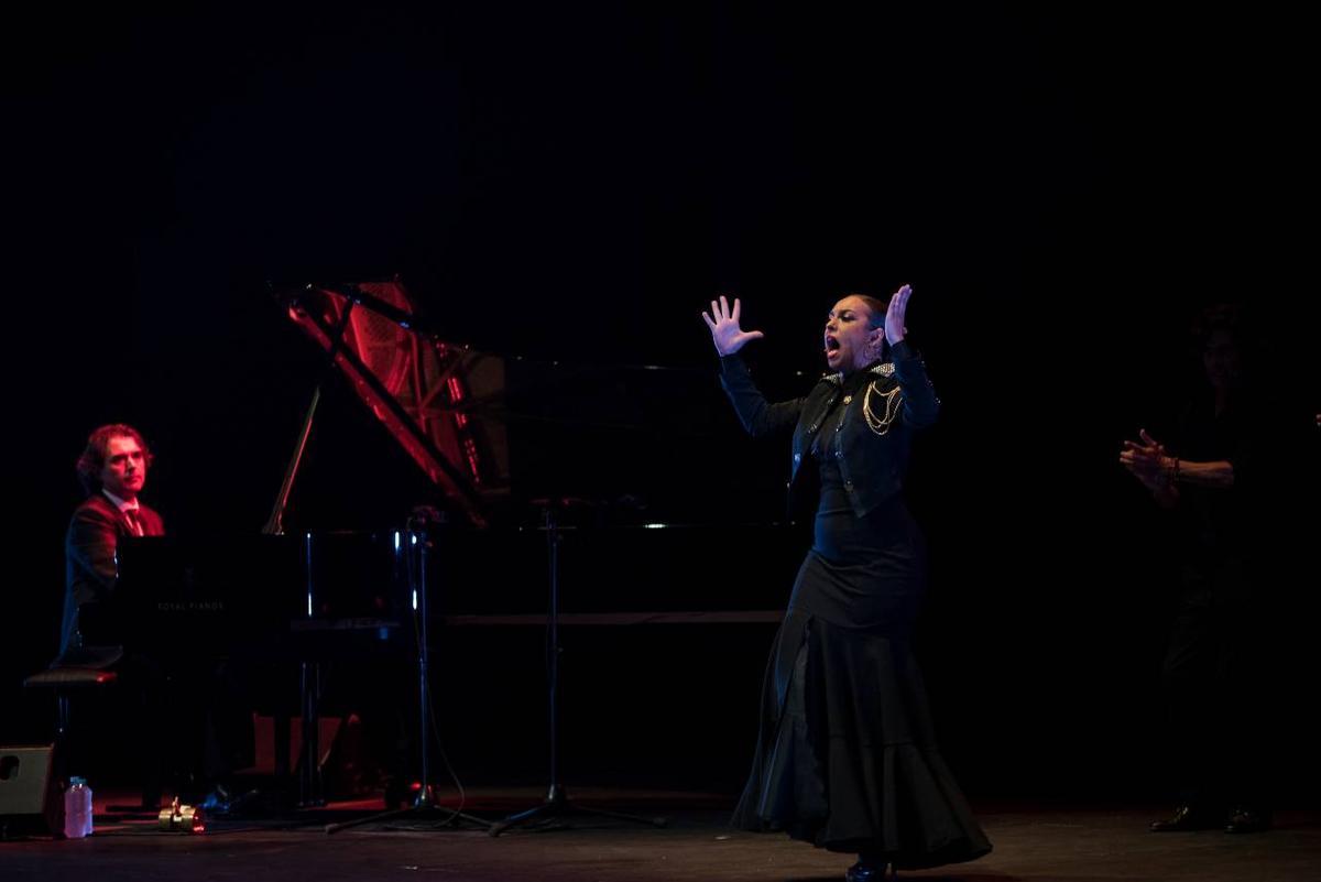 La cantaora María Terremoto y el pianista Pedro R. Miño durante el estreno  de Rúbrica en el Cartuja Center CITE el 13 de septiembre