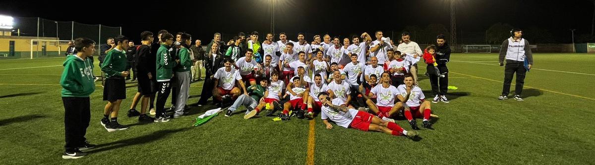 El plantel del Estrella festeja, el pasado viernes, la conquista del ascenso en El Pino.