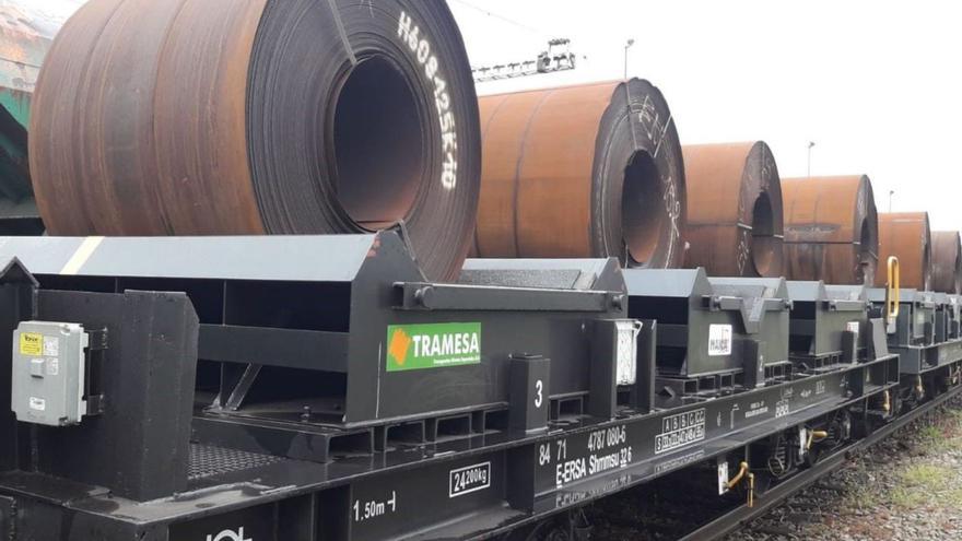 Bobinas de acero cargadas en un tren en El Musel, en el primer convoy que salió hacia León Coated Solutions, en junio de 2020.