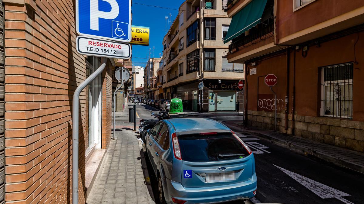 Un coche adaptado aparcado en una plaza reservada, en Alicante.