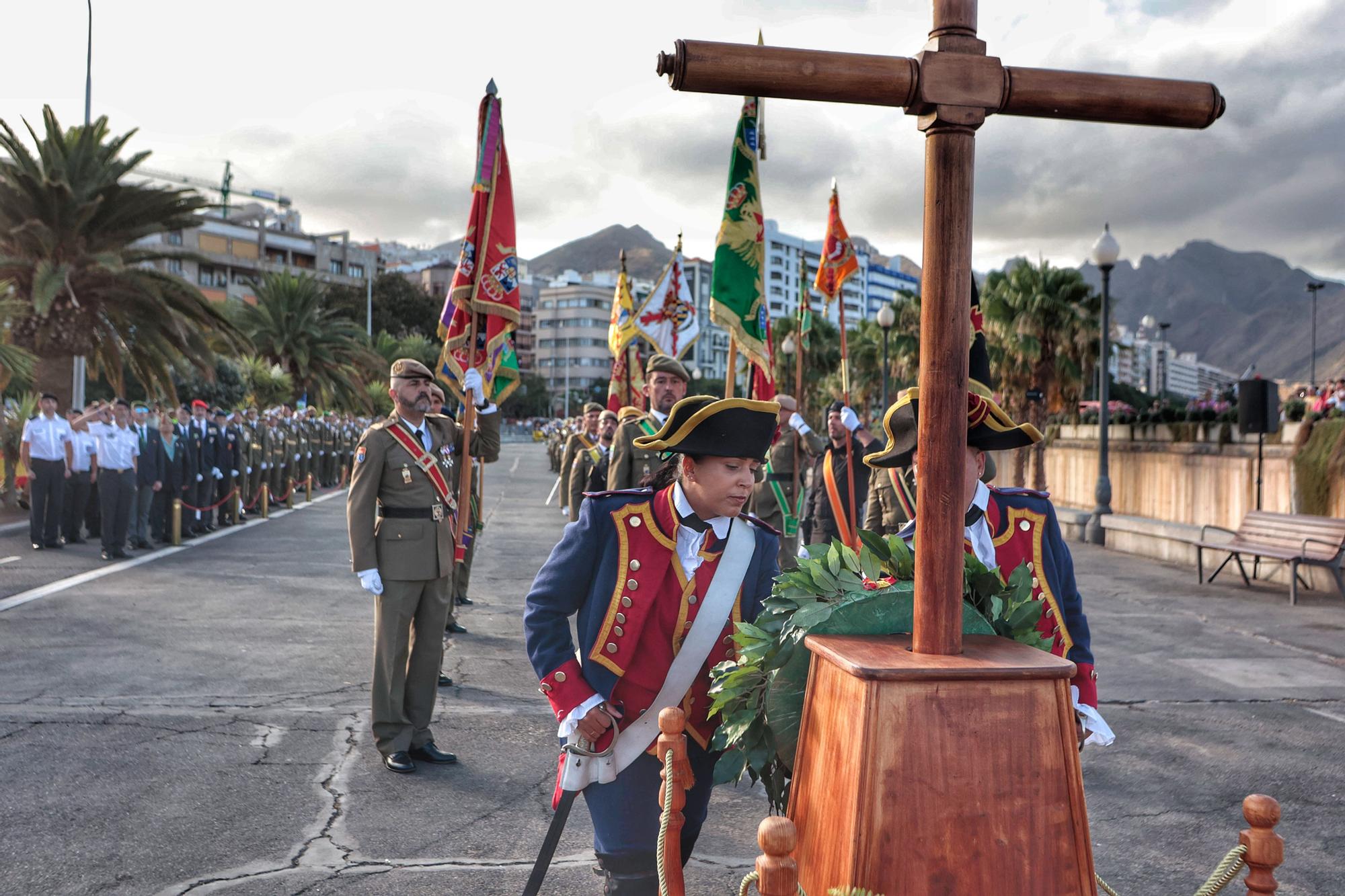 Arriado de la bandera nacional y exposición de material del Ejército