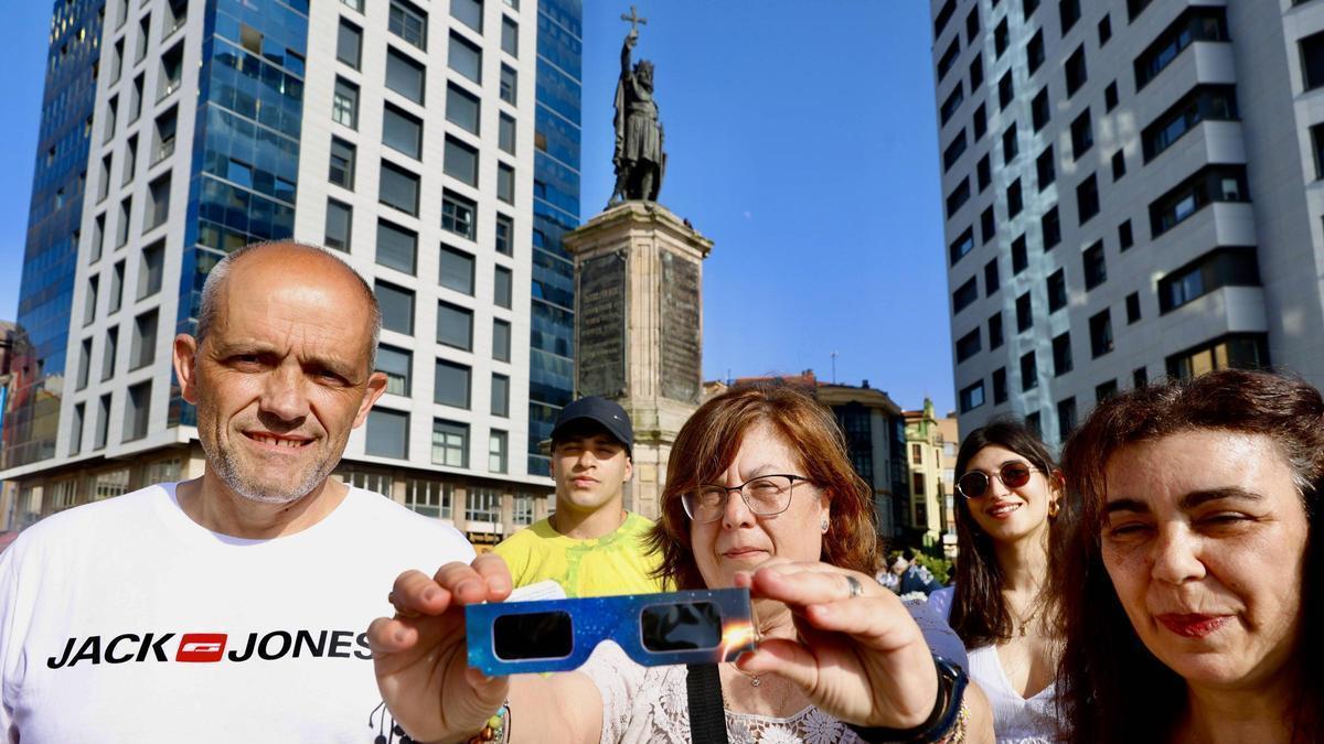 Un eclipse para compartir en Gijón: amigos, familias y curiosos se preparan para vivir una noche histórica
