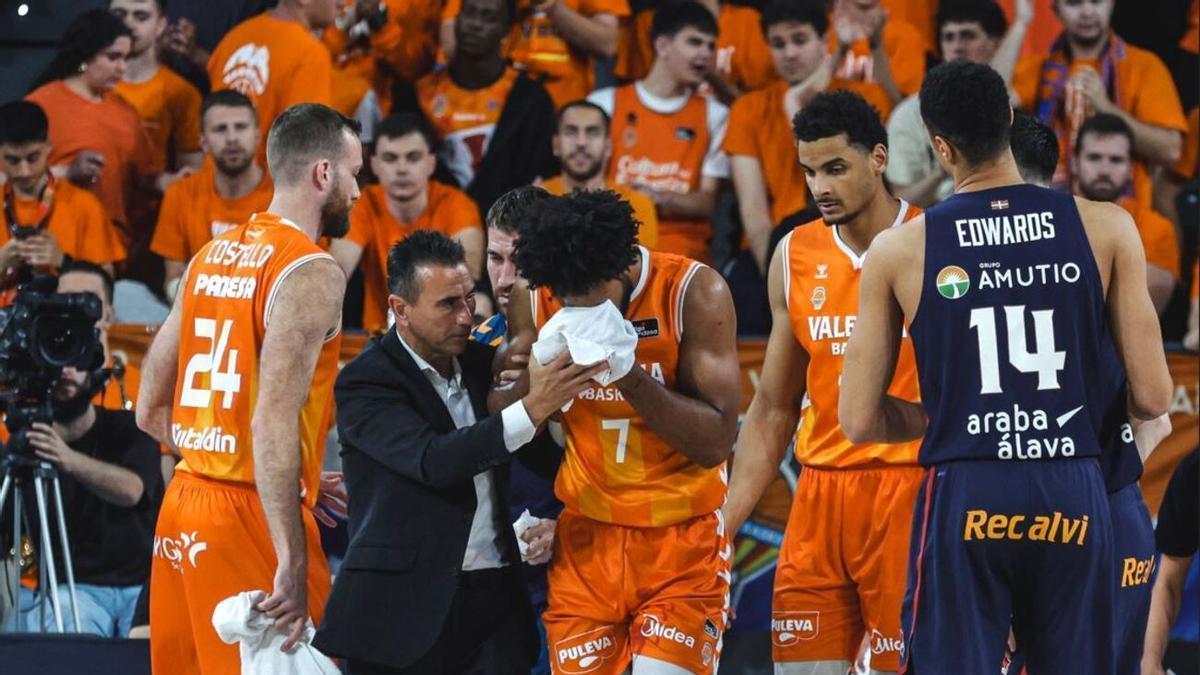 Braxton Key tras recibir el golpe en la nariz ante Baskonia