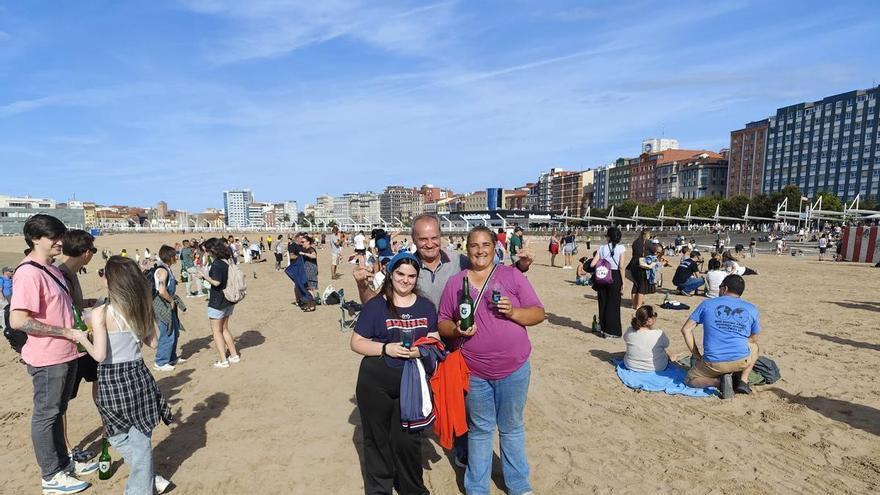 Colas kilométricas para acceder a la playa de Poniente: Gijón vuelve a intentar batir el récord mundial de escanciado de sidra