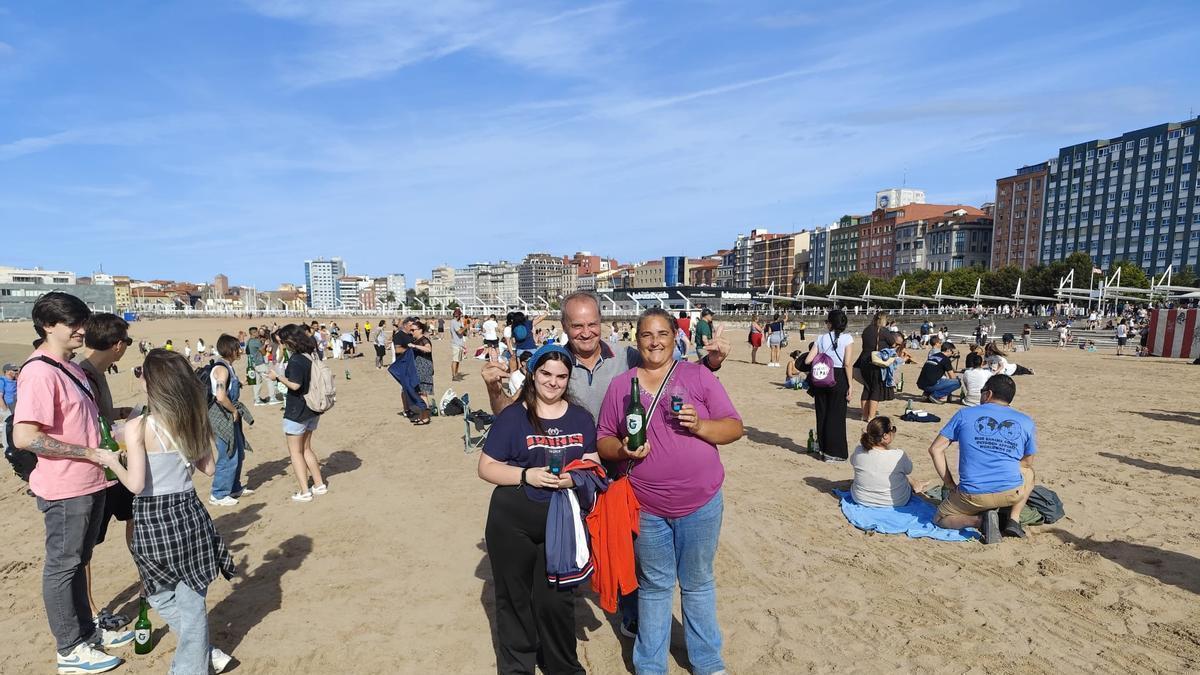 Colas kilométricas para acceder a la playa de Poniente: Gijón vuelve a intentar batir el récord mundial de escanciado de sidra