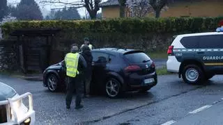 Multado con 200 euros por colocar la baliza v-16 pero fallar en el sistema de retención infantil: la Guardia Civil va a vigilar el asiento trasero de los coches