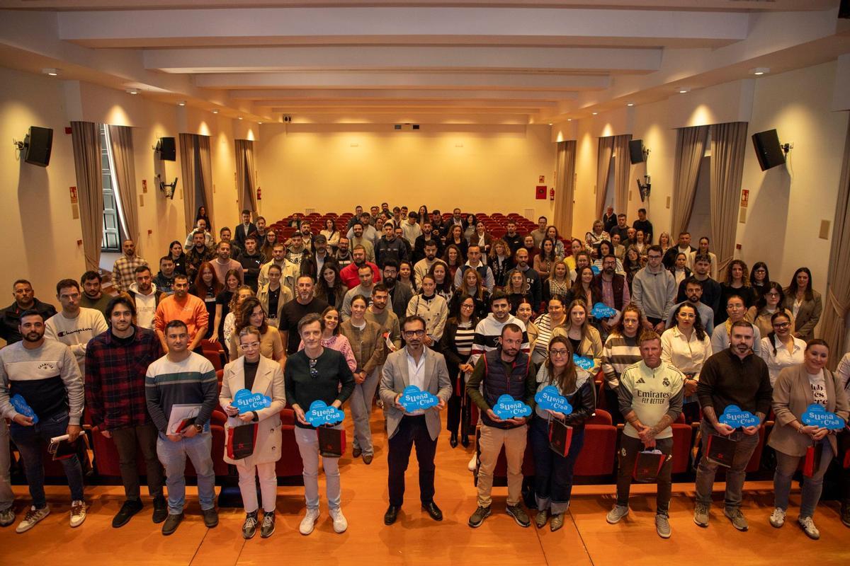 Jóvenes emprendedores posan con el delegado tras recibir los distintivos.