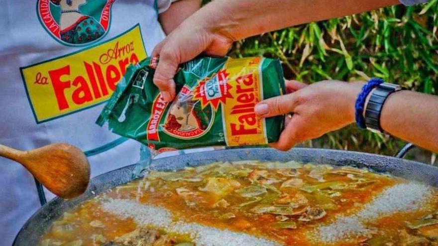 Paella cocinada con Arroz La Fallera, que patrocina la iniciativa.