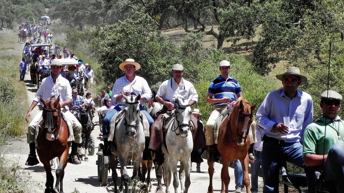 Caballistas, carros y carrozas camino a la pradera de San Isidro