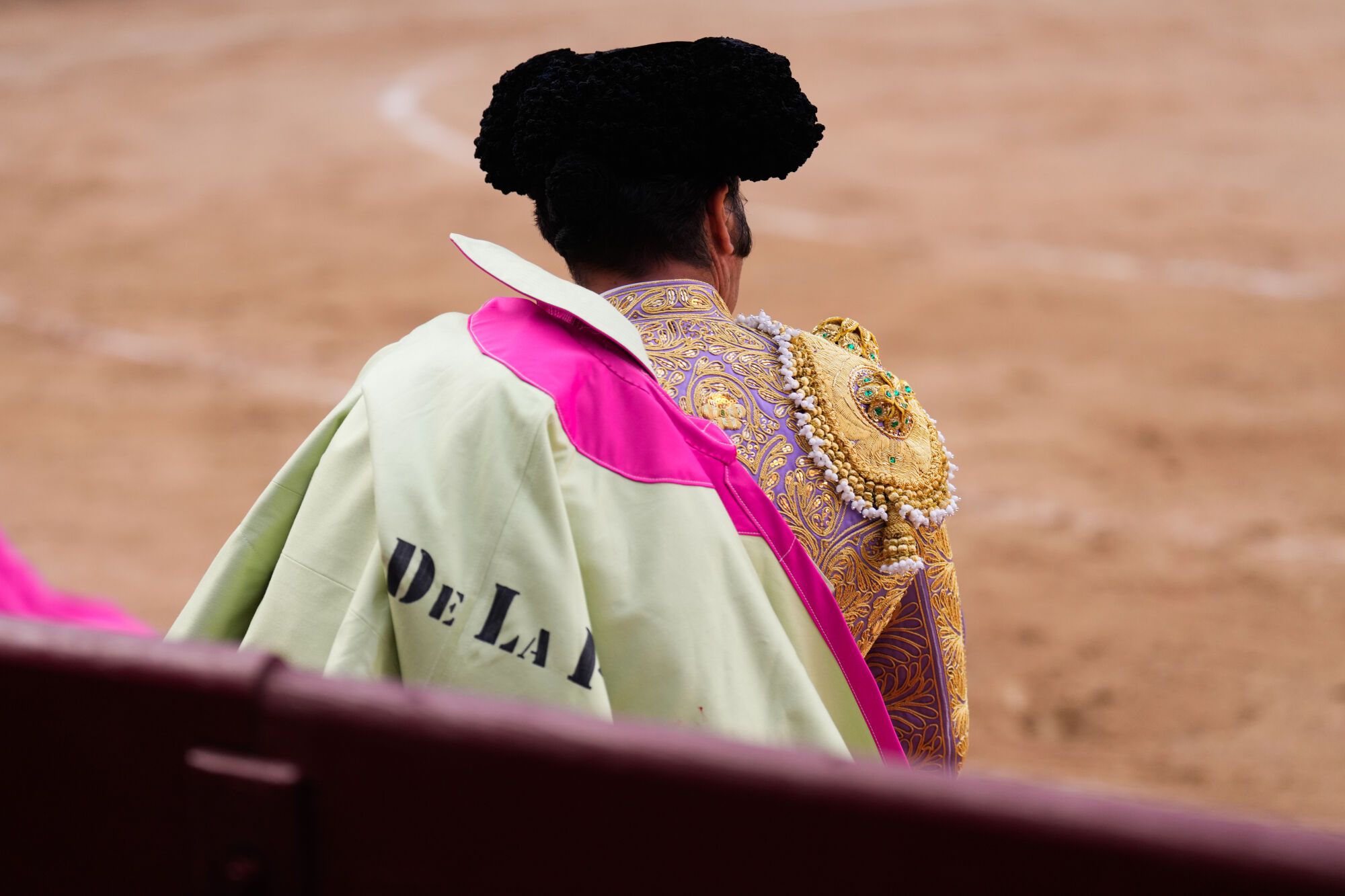 MADRID, 12/10/2025.- El diestro Morante de la Puebla en la lidia de su primer de la tarde en el festejo taurino de la Feria de Otoño celebrado este domingo en la plaza de Las Ventas, en Madrid. EFE/ Borja Sánchez-Trillo