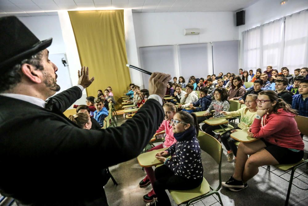 Los estudiantes del Colegio Nuestra Señora del Rosario de Torrevieja conocen la lírica de la mano de Pablo López en un programa que recorre todos los colegios públicos de la ciudad de la mano del Patr