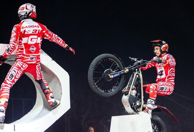 Jeroni Fajardo de España (R) demuestra sus habilidades durante el Gran Premio de Hungría del Campeonato del Mundo de Motociclismo Indoor X-Trial en el Papp Laszlo Sports Arena en Budapest.