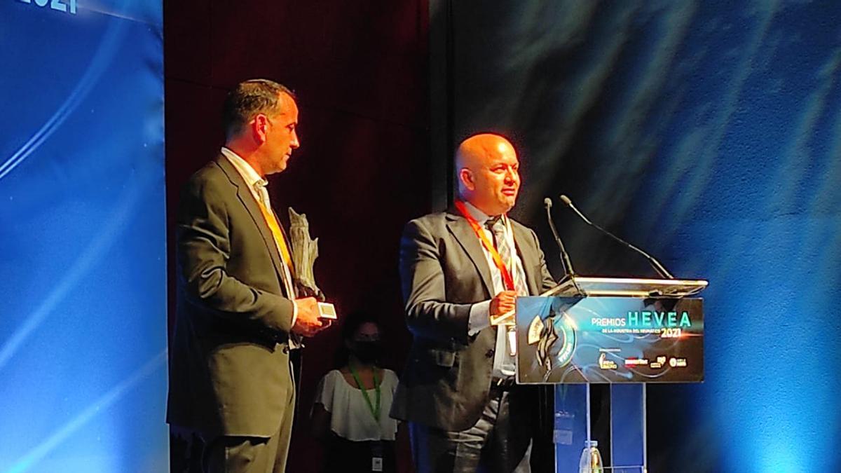 Carlos José y Francisco Antonio Ruiz Román, con el Trofeo al Mejor Taller del Año de España y Portugal