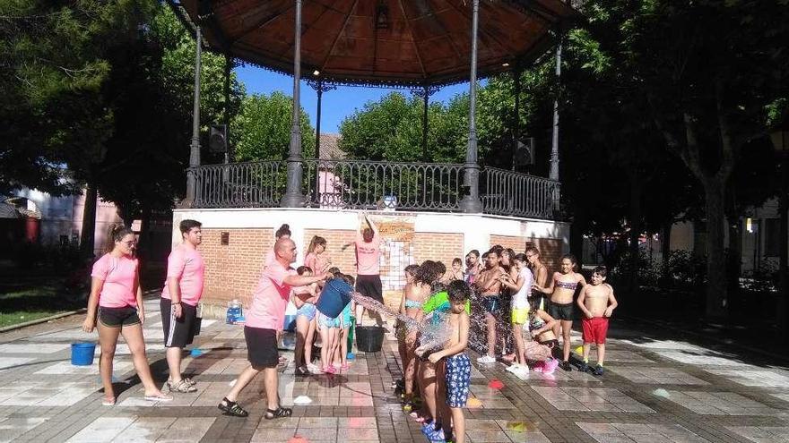 Los pequeños combaten el calor con una sesión de juegos de agua en San Francisco