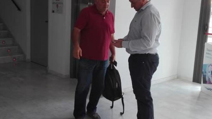Antonio Cerdá, con la maleta en la mano, junto al expresidente Germán Torregrosa.