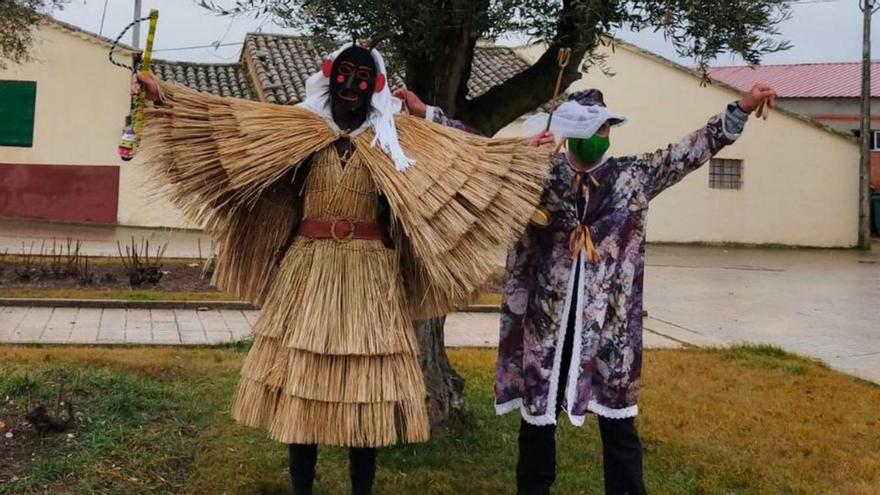 Momentos durante la celebración del Tafarrón, en el círculo, las mascaradas de Villarino. | Ch. S.