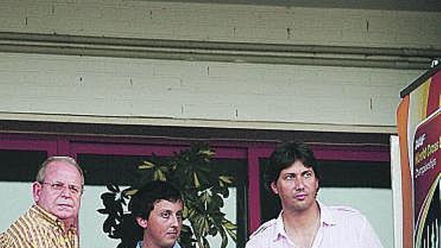 Pablo Longoria, en el centro, viendo un partido del Recre en Punta Umbría.