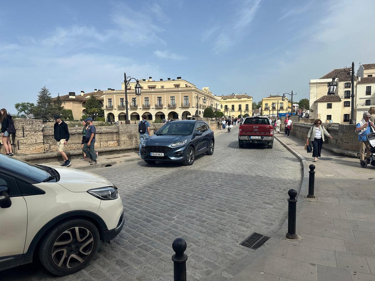 Los vehículos registrados fiscalmente en Ronda pueden pasar sin problema por el Puente Nuevo.