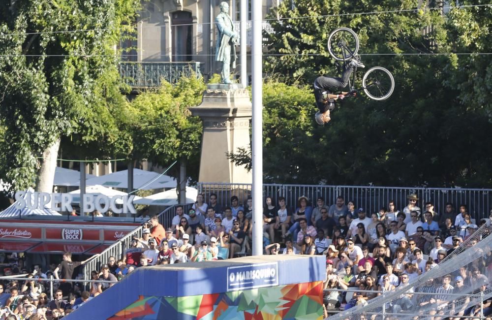 Miles de personas disfrutan en el Náutico de Vigo de las numerosas pruebas de deporte urbano que se disputan en O Marisquiño.