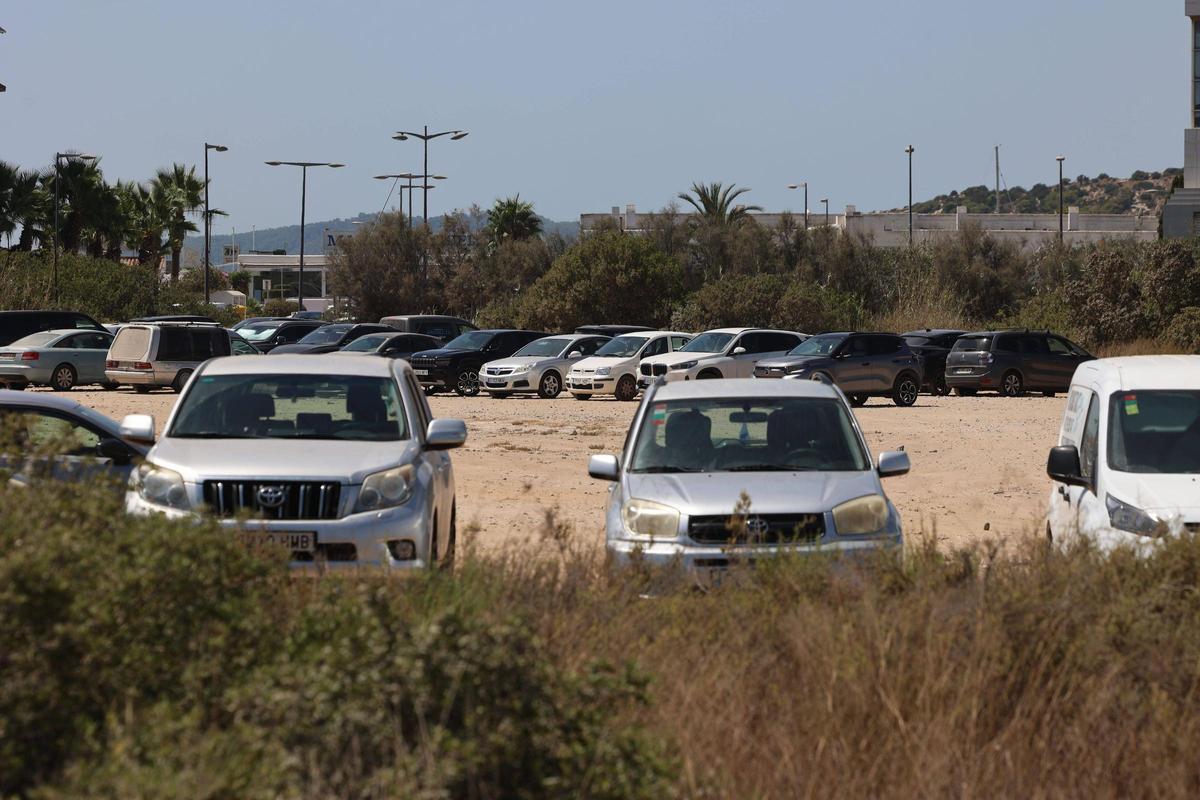 Decenas de vehículos estacionados en el aparcamiento