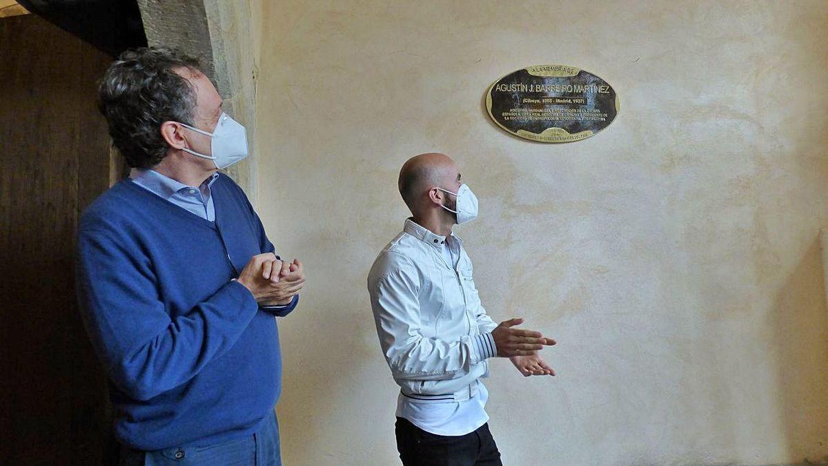 Juaco López, a la izquierda, y David Barreiro, tras descubrir la placa en memoria de Agustín Jesús Barreiro.