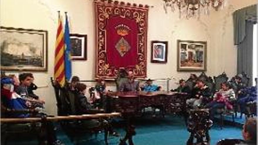 L&#039;alcalde, Lluís Puig, amb els escolars a la sala noble del consistori.