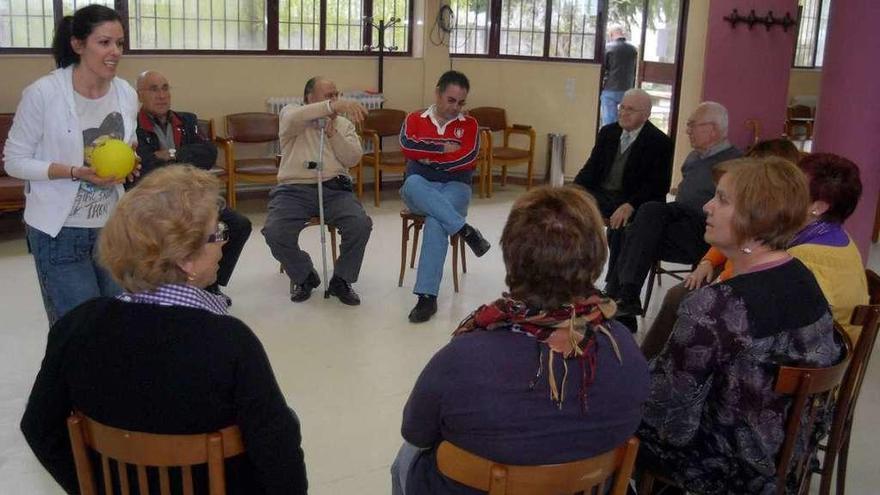 Taller de mayores en Vilagarcía para prevenir la dependencia. // Iñaki Abella