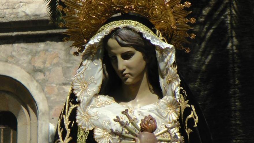 La Hermandad de la Virgen de los Dolores dona 410 litros de aceite a Cáritas