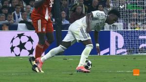 Vinicius se deja caer ante Upamecano