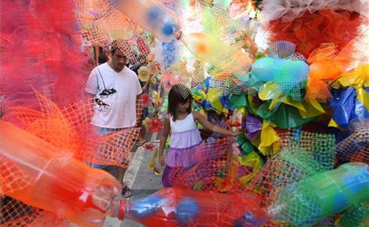 El color esclata als carrers de Gràcia durant el primer dia de celebració de les festes.