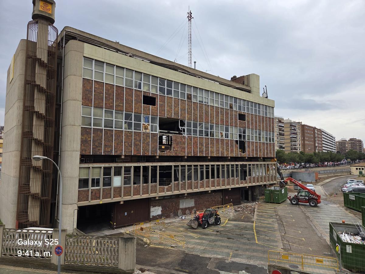 Las máquinas ya trabajan en el edificio de Correos