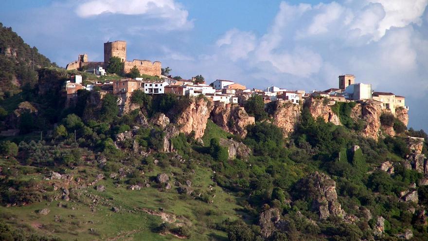 El pueblo de Jaén de 500 vecinos en el que apareció un tesoro de la Alhambra: lo usaban para sujetar la pila de agua bendita