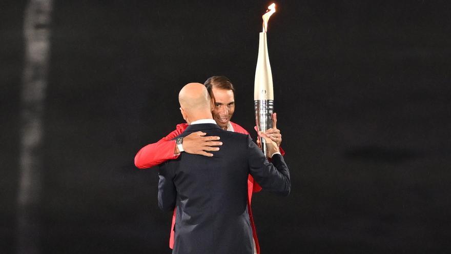 Así fue el histórico momento en el que Zidane hizo entrega de la antorcha olímpica a Nadal