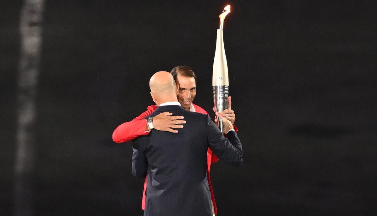 Rafa Nadal y Zinedine Zidane fueron dos de los últimos relevistas de la antorcha olímpica.