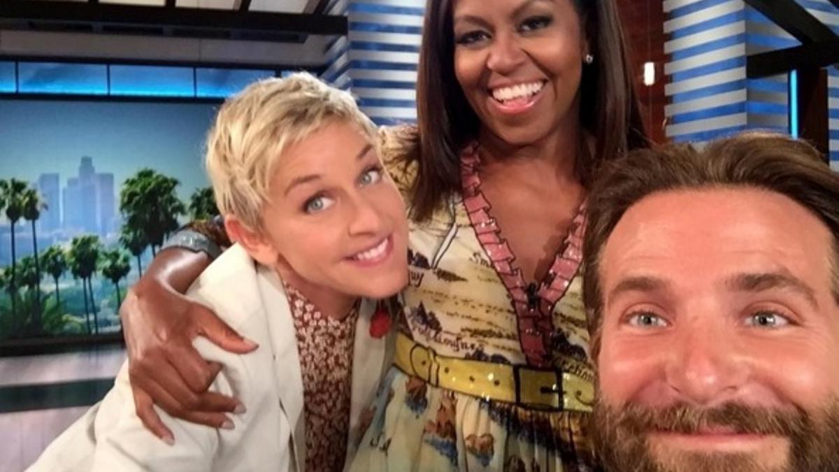 Elle DeGeneres junto a Michell Obama y Bradley Cooper